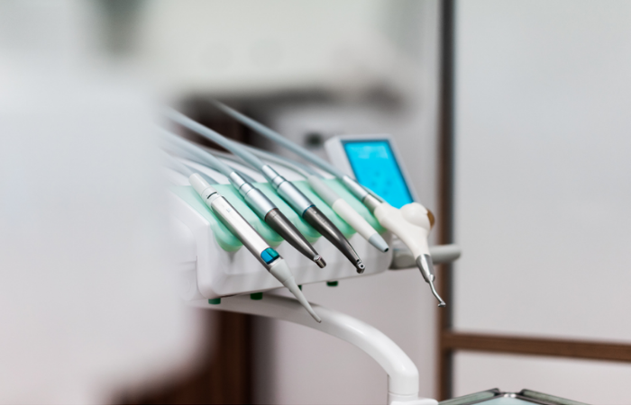 dentista aparelho ortodôntico periodontia cirurgia estética do sorriso gengival restaurações estéticas de resina clareamento limpeza cirurgia de remoção dentária e tratamento de canal